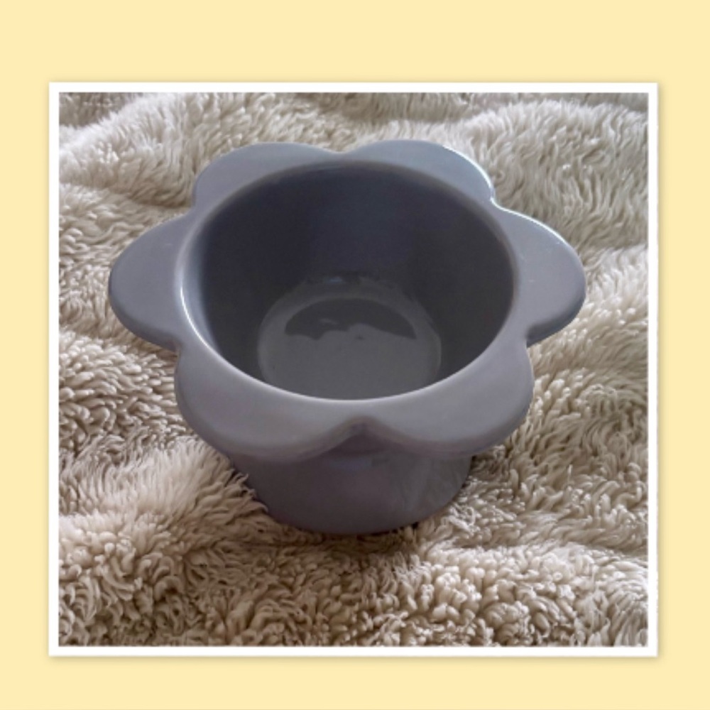 Elevated Petal Shape -Gray Feed Bowl